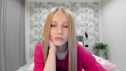 Snapshot of molly_555 chatting on 10/13/25, 02:11 Sima online show from 10/13/25, 02:11