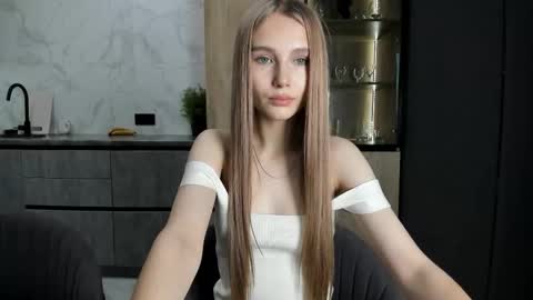 Snapshot of molly_555 chatting on 10/27/25, 02:37 Sima online show from 10/27/25, 02:37