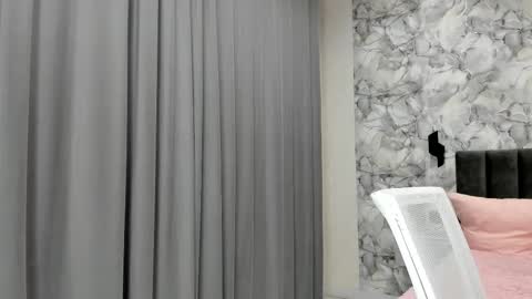 Snapshot of molly_555 chatting on 12/19/25, 09:05 Sima online show from 12/19/25, 09:05