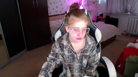 Molly Prvt is open online show from 04/30/26, 04:08