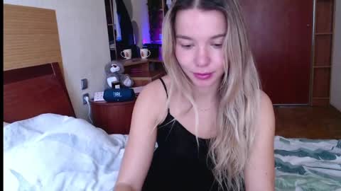 Snapshot of molly_bell chatting on 04/24/26, 07:33 Molly online show from 04/24/26, 07:33