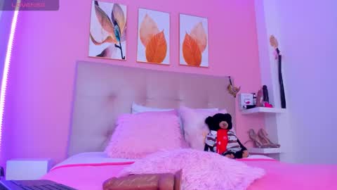 Snapshot of molly_h0t chatting on 11/13/25, 01:10 online show from 11/13/25, 01:10