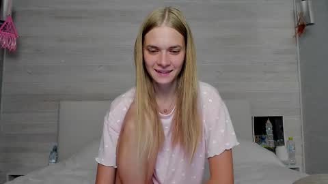 Snapshot of molly_hunt chatting on 09/22/25, 03:30 Molly Hunt online show from 09/22/25, 03:30