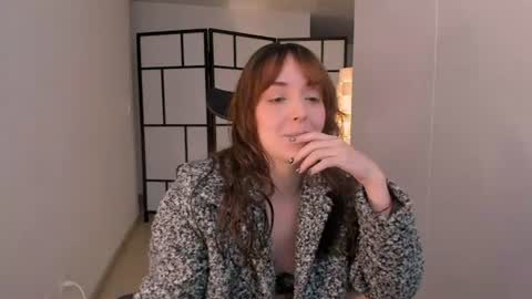 Snapshot of molly_marmalade_ chatting on 06/19/26, 02:21 MOLLY online show from 06/19/26, 02:21