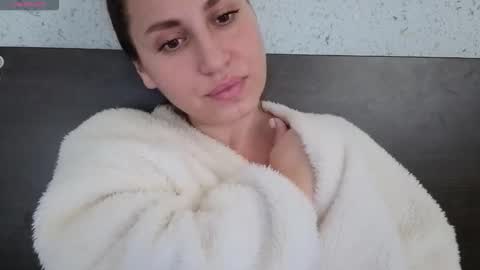 Snapshot of mollyforyou chatting on 11/19/25, 10:37 Nica follow me online show from 11/19/25, 10:37