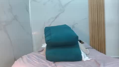 Snapshot of mollyguns chatting on 09/19/25, 09:48 MOLLY GUNSG online show from 09/19/25, 09:48