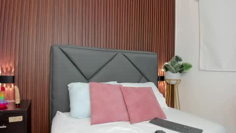 mollylove_ online show from 04/20/26, 06:42