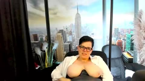 Snapshot of mollysun chatting on 10/28/25, 06:43 MollySun Nina Randmann online show from 10/28/25, 06:43