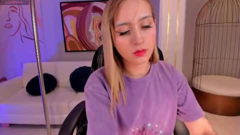 Snapshot of mollysunders_ chatting on 06/19/26, 08:23 Molly Sunders online show from 06/19/26, 08:23