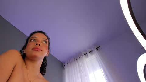 Snapshot of mollyybloom chatting on 12/31/24, 04:35 Molly online show from 12/31/24, 04:35