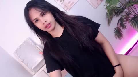 Snapshot of momi_khem019 chatting on 10/08/25, 06:22 MOMIKHEM online show from 10/08/25, 06:22