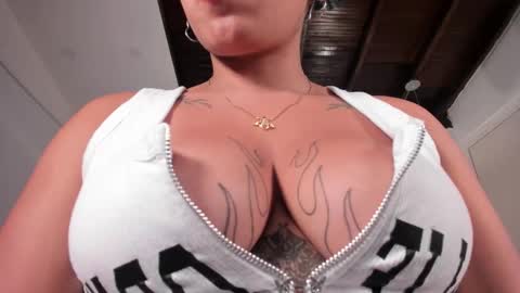 Momo  online show from 11/14/25, 09:57