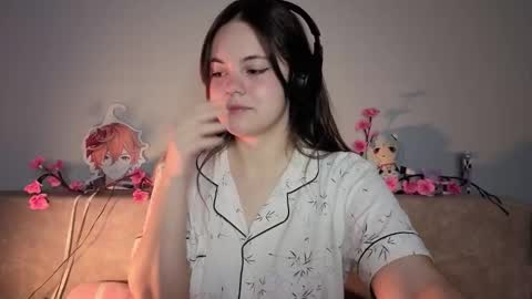 Momo online show from 03/08/26, 04:22