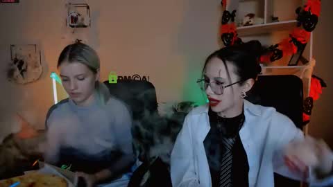 Snapshot of mona_cloud chatting on 10/20/25, 07:14 Mona online show from 10/20/25, 07:14