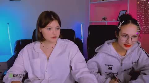 Snapshot of mona_cloud chatting on 11/26/25, 08:32 Mona online show from 11/26/25, 08:32