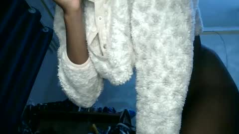 Snapshot of monah_ebony chatting on 12/16/25, 04:06 mona online show from 12/16/25, 04:06