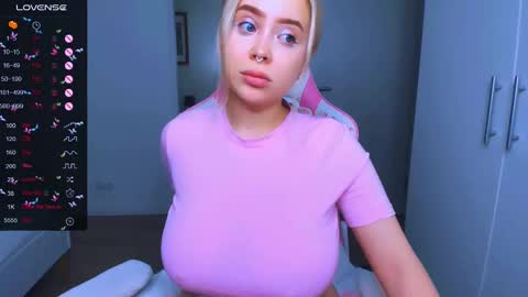 Snapshot of monalauu chatting on 12/14/24, 11:34 online show from 12/14/24, 11:34