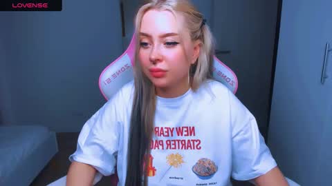 Snapshot of monalauu chatting on 01/11/25, 02:04 online show from 01/11/25, 02:04