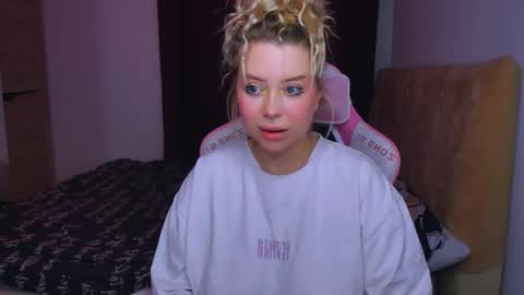 Snapshot of monalauu chatting on 09/30/25, 12:59 online show from 09/30/25, 12:59