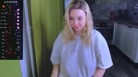 Snapshot of monalauu chatting on 11/22/25, 08:08 online show from 11/22/25, 08:08