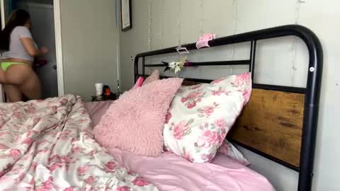 Snapshot of monicav21 chatting on 12/12/24, 04:37 Monica online show from 12/12/24, 04:37