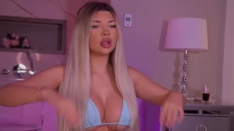 Moni online show from 09/30/25, 03:33