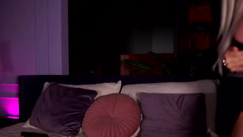 Moni online show from 12/05/25, 04:32