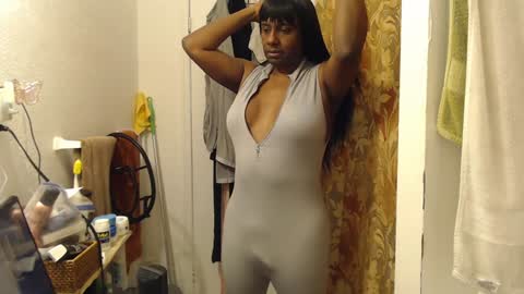 Snapshot of moniquemiles chatting on 02/08/25, 10:07 Monique Miles online show from 02/08/25, 10:07