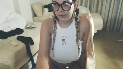 Snapshot of montserrat123 chatting on 06/06/26, 09:08 Monse online show from 06/06/26, 09:08