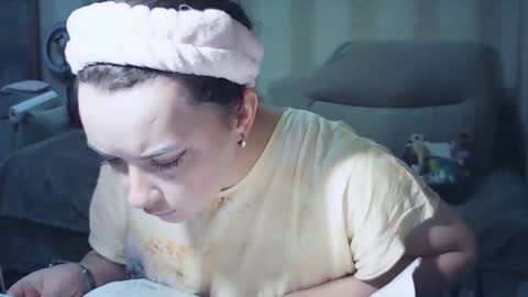 Snapshot of moodiemira chatting on 09/29/25, 04:01 moodiemira online show from 09/29/25, 04:01