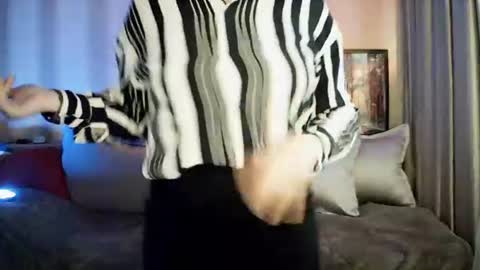 moodiemira online show from 06/17/26, 05:47