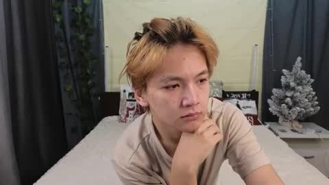 Snapshot of moon_felix chatting on 12/17/25, 06:47 Felix and Maddy online show from 12/17/25, 06:47