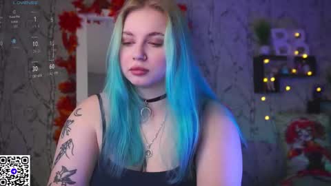 Snapshot of moon_valkyriie chatting on 09/10/25, 10:04 Emilia online show from 09/10/25, 10:04