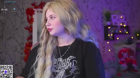 Snapshot of moon_valkyriie chatting on 09/17/25, 07:32 Emilia online show from 09/17/25, 07:32