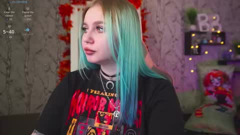 Snapshot of moon_valkyriie chatting on 09/30/25, 08:19 Emilia online show from 09/30/25, 08:19