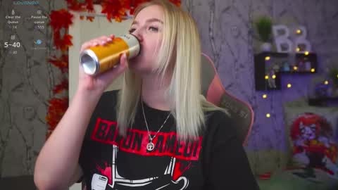 Snapshot of moon_valkyriie chatting on 10/06/25, 09:40 Emilia online show from 10/06/25, 09:40