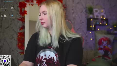 Snapshot of moon_valkyriie chatting on 10/12/25, 09:30 Emilia online show from 10/12/25, 09:30