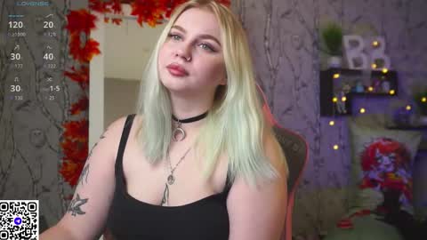 Snapshot of moon_valkyriie chatting on 10/13/25, 09:31 Emilia online show from 10/13/25, 09:31