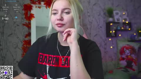 Snapshot of moon_valkyriie chatting on 10/19/25, 11:22 Emilia online show from 10/19/25, 11:22