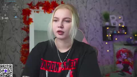 Snapshot of moon_valkyriie chatting on 10/20/25, 09:10 Emilia online show from 10/20/25, 09:10