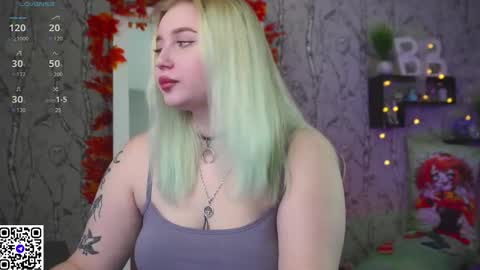 Snapshot of moon_valkyriie chatting on 10/23/25, 08:35 Emilia online show from 10/23/25, 08:35