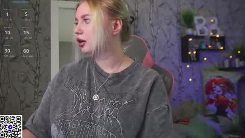 Snapshot of moon_valkyriie chatting on 11/19/25, 09:53 Emilia online show from 11/19/25, 09:53