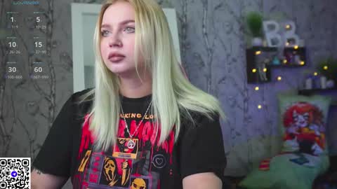 Snapshot of moon_valkyriie chatting on 12/16/25, 09:03 Emilia online show from 12/16/25, 09:03