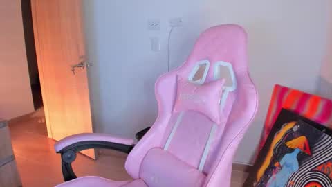 Snapshot of moon_wills chatting on 11/22/25, 12:31 MOON online show from 11/22/25, 12:31