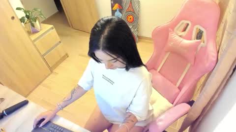 Snapshot of moon_wills chatting on 12/05/25, 03:04 MOON online show from 12/05/25, 03:04