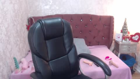 Snapshot of mooncharlotte chatting on 12/16/24, 04:16 Charlotte online show from 12/16/24, 04:16