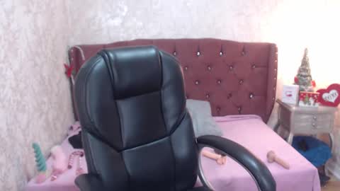 Snapshot of mooncharlotte chatting on 12/16/24, 07:21 Charlotte online show from 12/16/24, 07:21