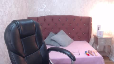 Snapshot of mooncharlotte chatting on 02/12/25, 05:37 Charlotte online show from 02/12/25, 05:37