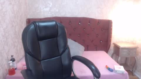 Snapshot of mooncharlotte chatting on 02/22/25, 08:53 Charlotte online show from 02/22/25, 08:53