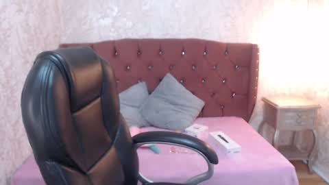 Snapshot of mooncharlotte chatting on 02/27/25, 05:58 Charlotte online show from 02/27/25, 05:58